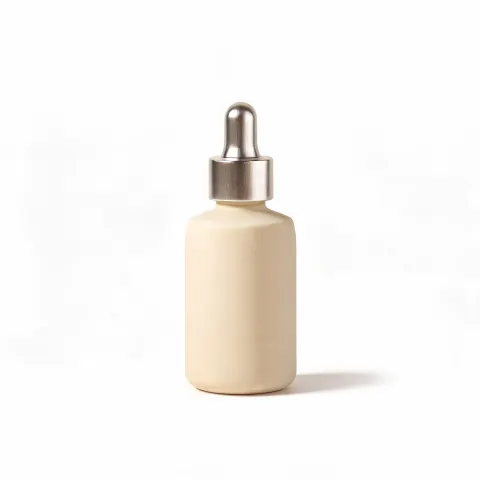 Le même flacon posé sur du blanc pur avec une seule ombre de contact douce, recadré comme une fiche produit